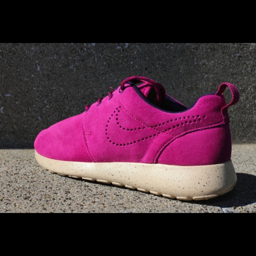 Suede Magenta Roshe Run Sneakers